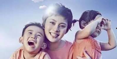 近期热门吃瓜事件女的躺地上,揭秘近期热门吃瓜事件背后的真相