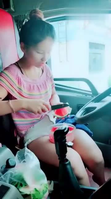 近期热门吃瓜事件女的躺地上,揭秘近期热门吃瓜事件背后的真相