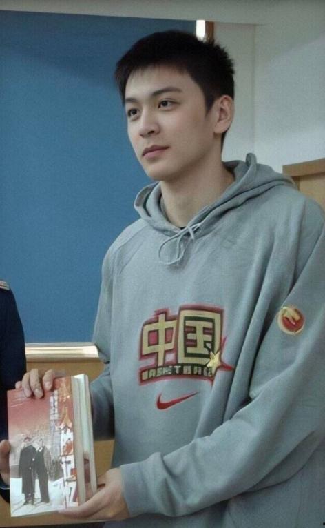 明星网红李佳奇,从美妆博主到现象级网红的蜕变之路