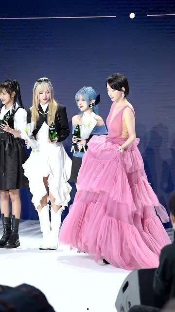 明星网红同台颁奖,明星网红齐聚颁奖盛典，跨界合作闪耀舞台